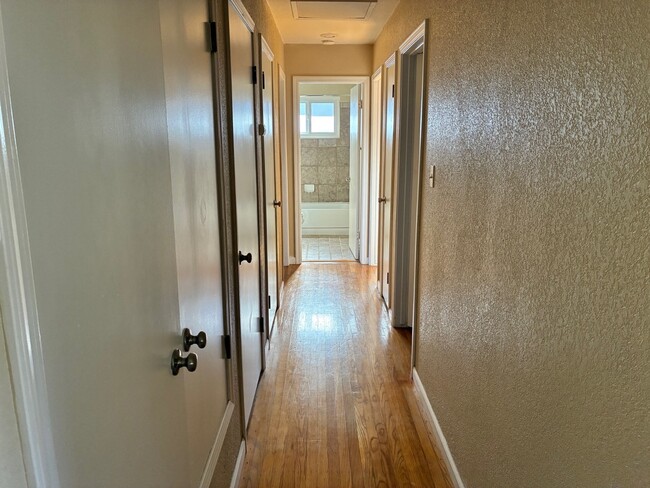 Building Photo - 3236 Rosemont Dr
