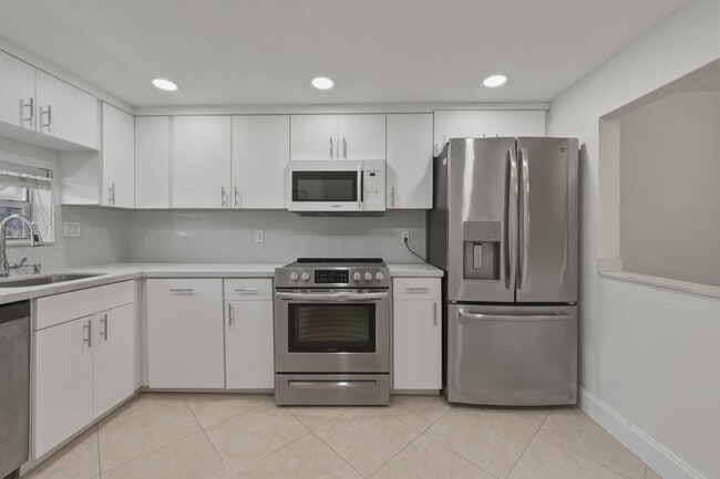 Building Photo - 681 S Hollybrook Dr
