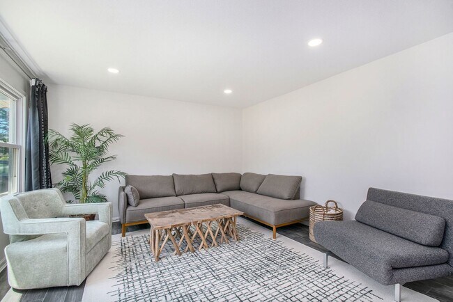 Building Photo - 6-8 months furnished 4 Bedroom 1.5 Bath