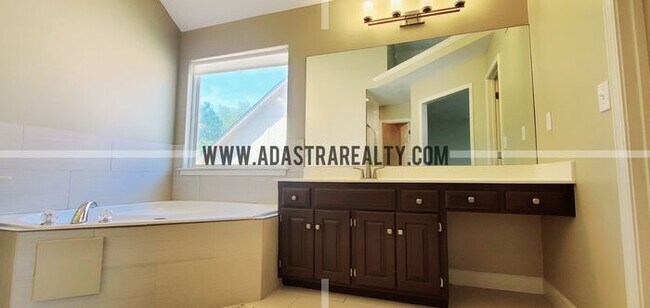 Building Photo - Gorgeous Updated Home in Blue Valley, South Overland Park-Available in APRIL!!