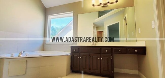 Building Photo - Gorgeous Updated Home in Blue Valley, South Overland Park-Available NOW!!