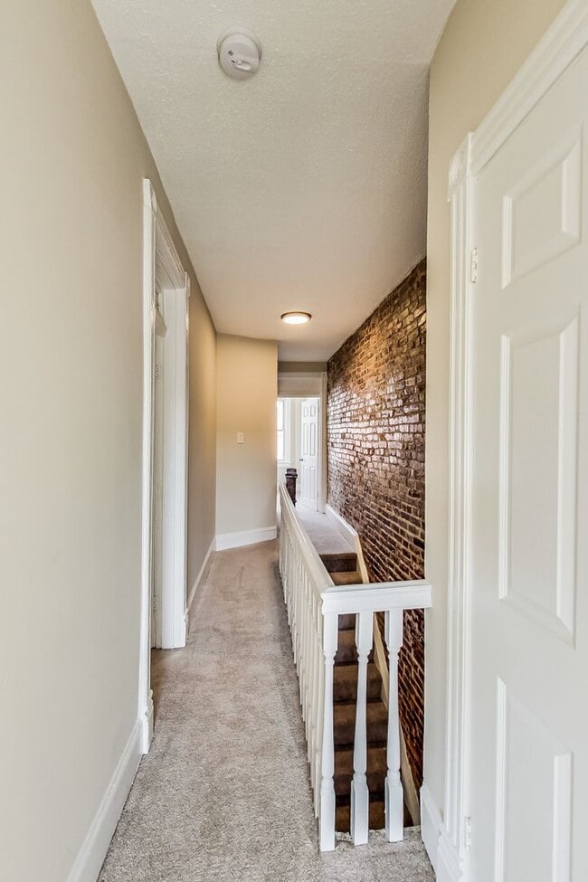 Building Photo - Spacious 3bd/2.5 bath updated townhome in ...