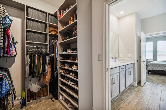 Building Photo - 9571 Little Bluestem Dr