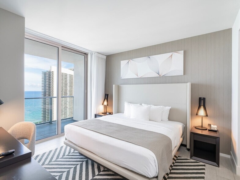 Building Photo - 4010 S Ocean Dr