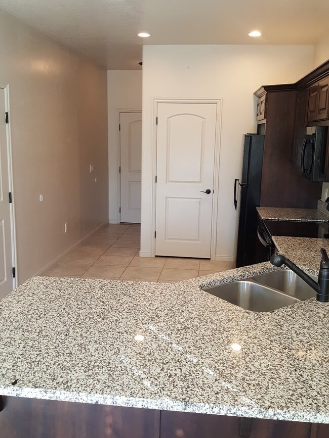 Building Photo - 3 Bedroom Townhome in Prime Washington Com...
