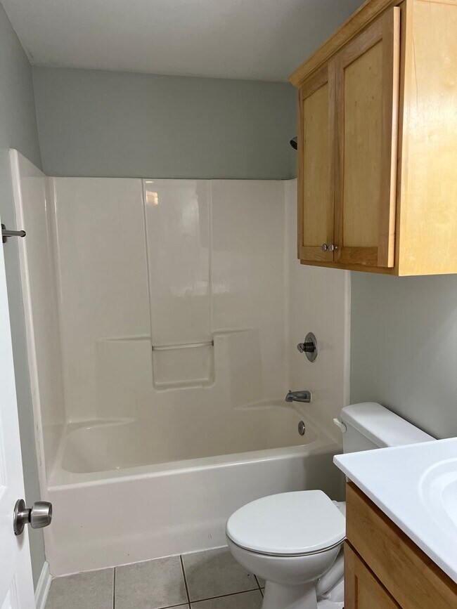 Building Photo - Red Bank Townhome