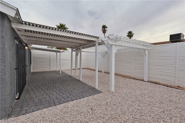 Building Photo - 4023 Cll Del Sol
