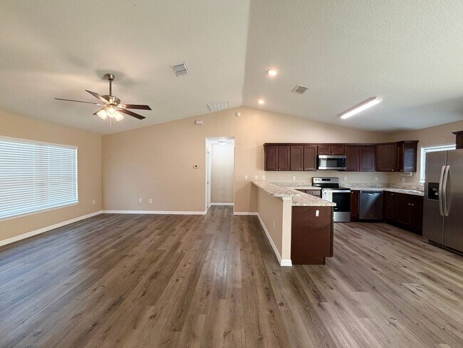 Building Photo - Desirable SE Neighborhood - 3/2/2 Silver Spring Shores **Available NOW**
