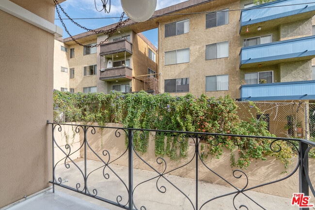 Building Photo - 2030 N Vermont Ave