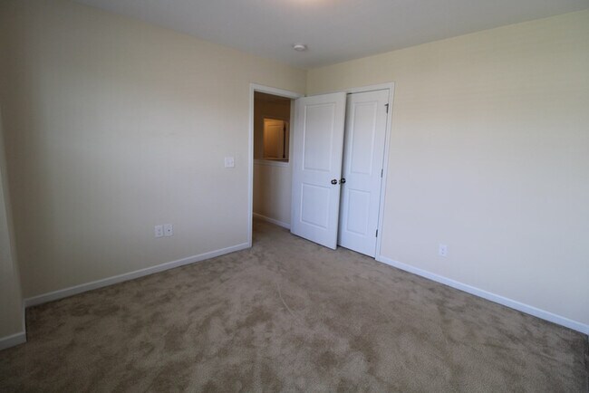 Building Photo - 870 Cormier Dr