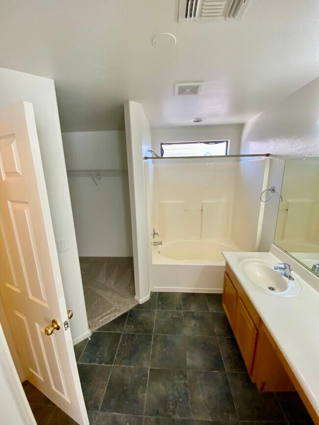 Building Photo - 3 Bed, 2 Bath in Rancho El Mirage