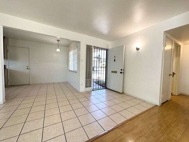 Building Photo - 3 bedroom 1 bathroom home located in Sacra...