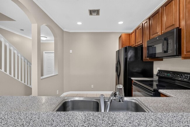 Building Photo - 8103 Bellagio Ln