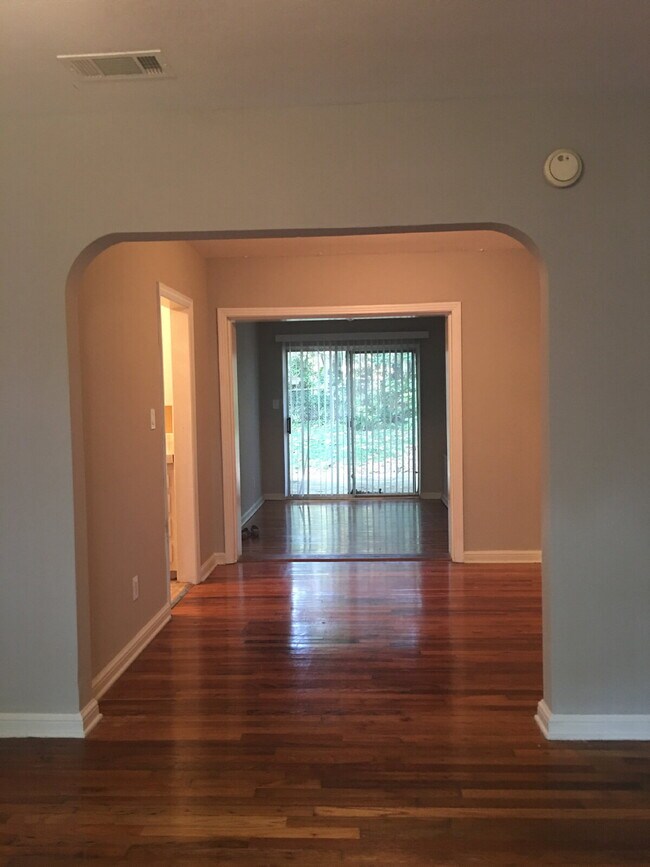 Building Photo - Charming Single family home with carport