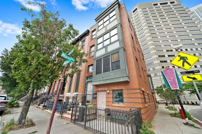 Building Photo - 2 Mercer St