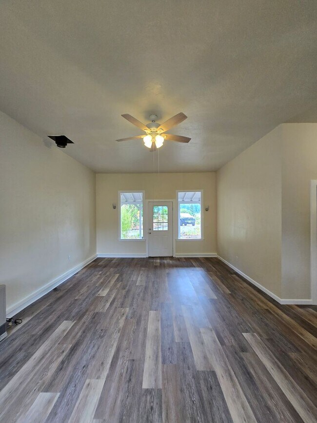 Building Photo - 1 Bedroom 1 bathroom in Rainier