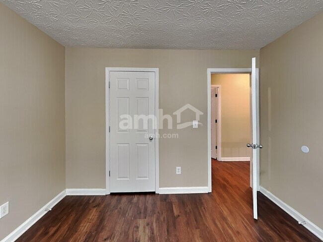 Building Photo - 2175 Village Green Dr