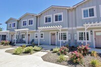 Building Photo - Immaculate Townhouse w/2-Car Garage