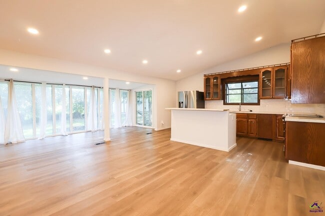 Building Photo - 205 Lake Placid Dr