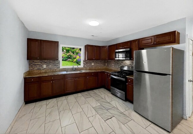 Building Photo - 247 Pilgrim Ave