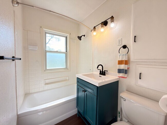 Building Photo - $1,450 | 2 Bedroom 1 Bath Home | Washer & Dryer | Garage