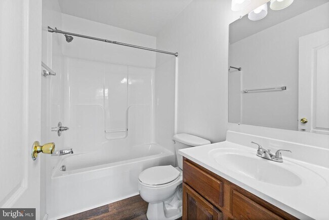 Building Photo - 8 Shady Tree Ct