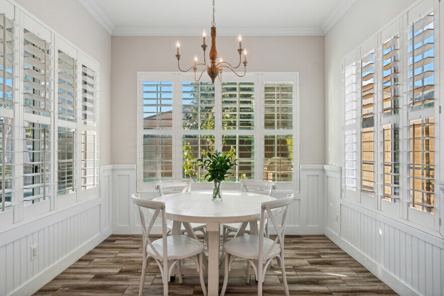 Dinning Nook - 10560 E Nichols Ave