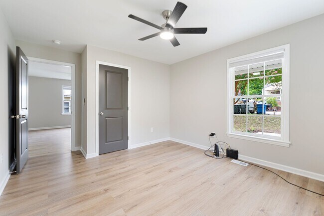 Building Photo - Freshly Updated 3 Bed, 2 Bath Home in Prim...