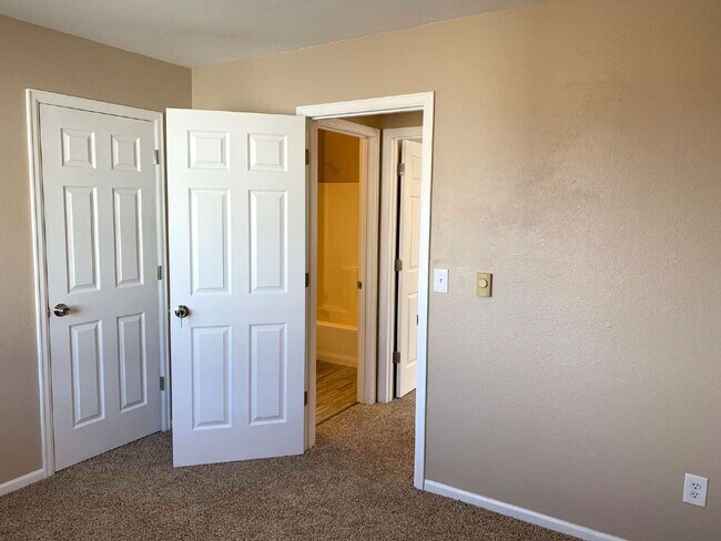 Building Photo - "Spacious 4-Bedroom Haven with 2 Full Baths in Prime Fort Collins Location!"