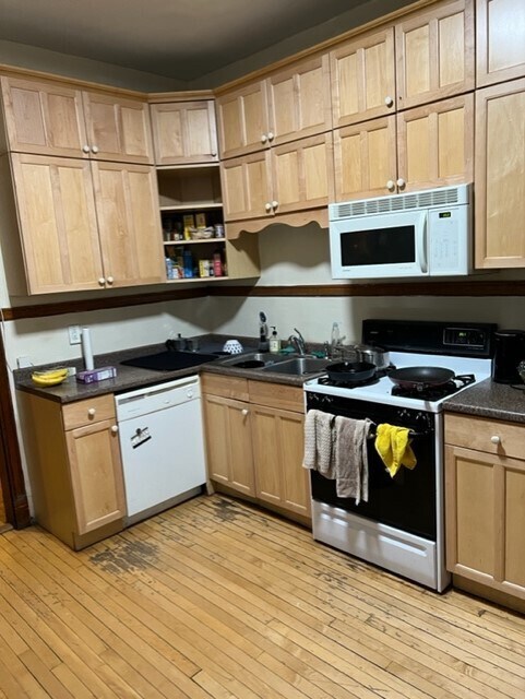 Building Photo - 638 W Grace St