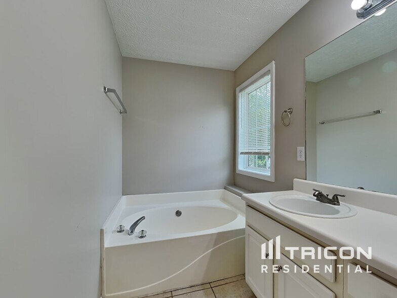 Building Photo - 4980 Wynford Ln