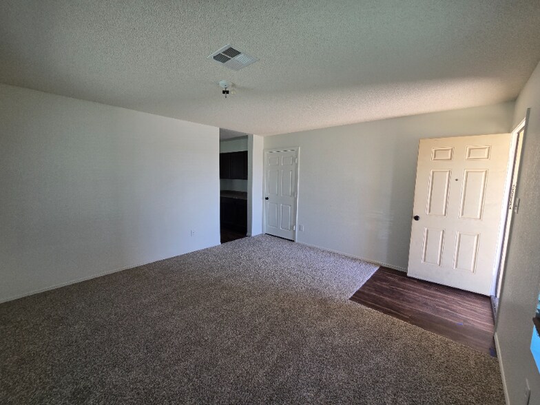 Building Photo - 953 S 47th Dr