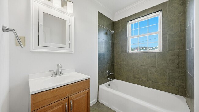 Building Photo - 3 bedroom White Oak home available NOW!