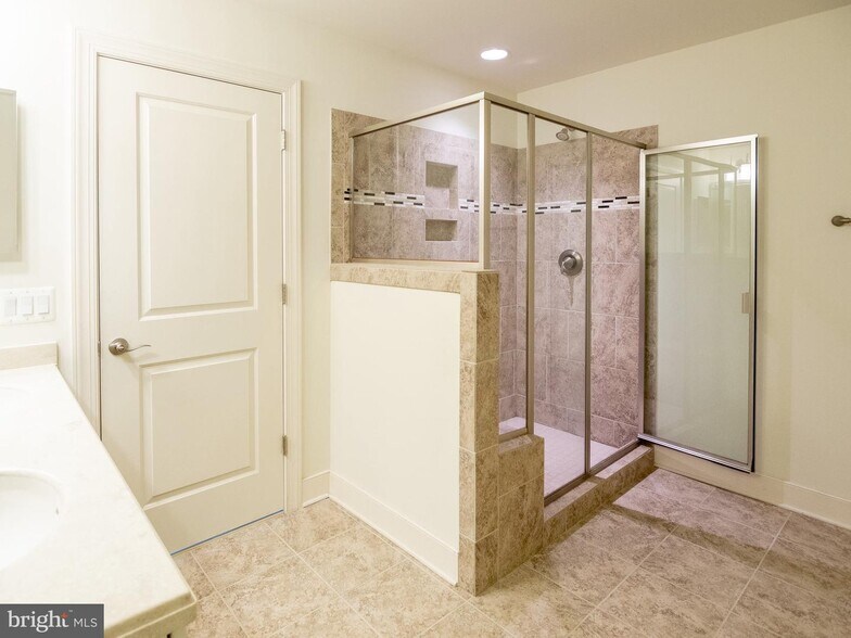 Building Photo - 727 Crown Park Ave