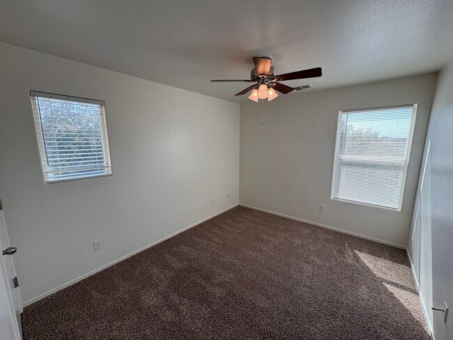 Building Photo - Beautiful home Ready to move in.