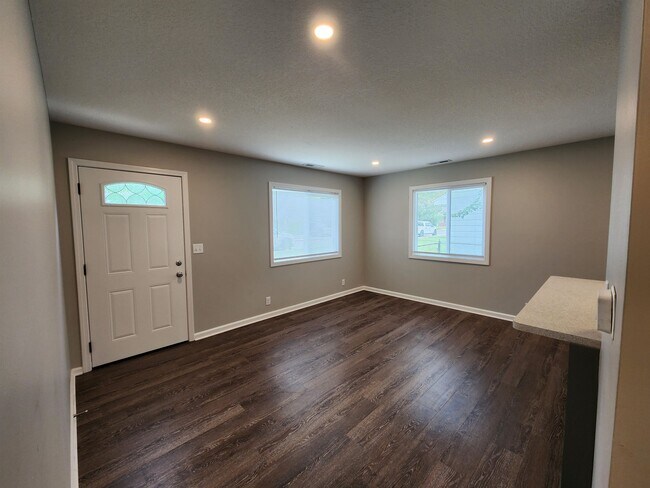Building Photo - 424 Nussbaum Ave