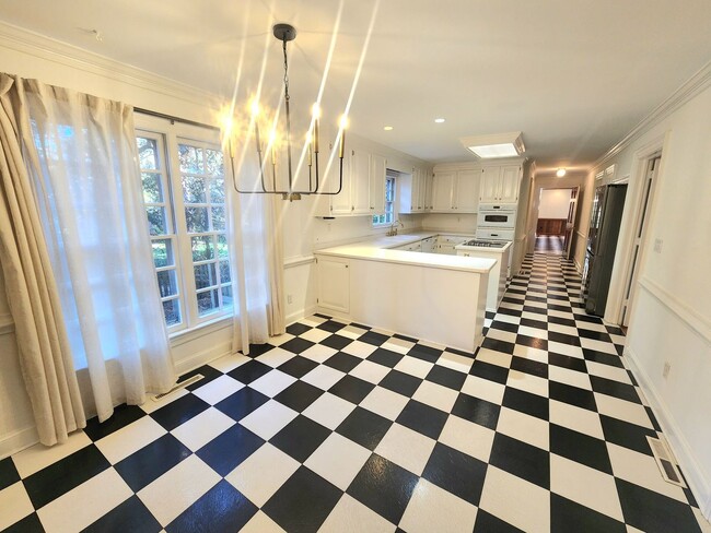 Building Photo - Sprawling Home in Bay Colony