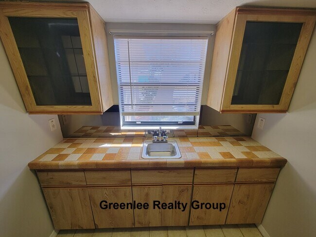 Building Photo - Large 3 Bed/2Bath/2 Car Garage Home in Port Richey- 1914 sqft!