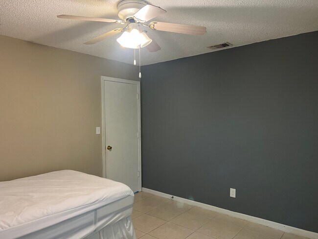 Building Photo - 3033 SW Collings Dr