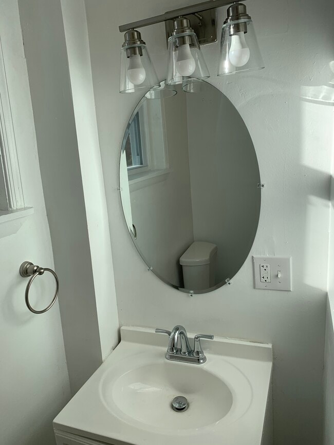 Building Photo - 1644 Ashburton St