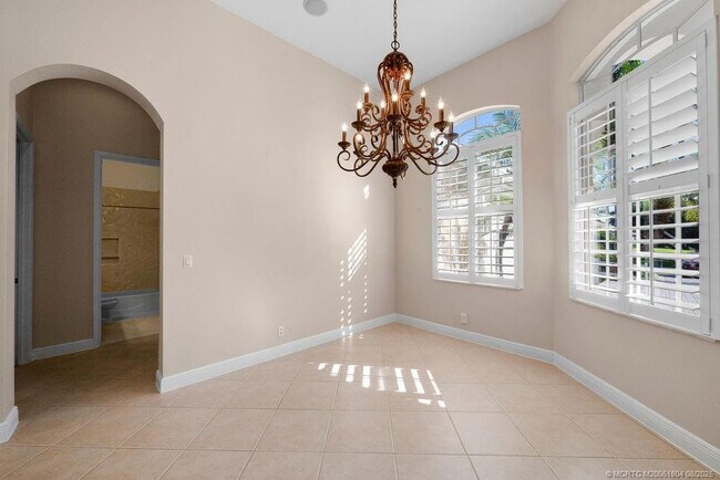 Building Photo - 511 SW Squire Johns Ln