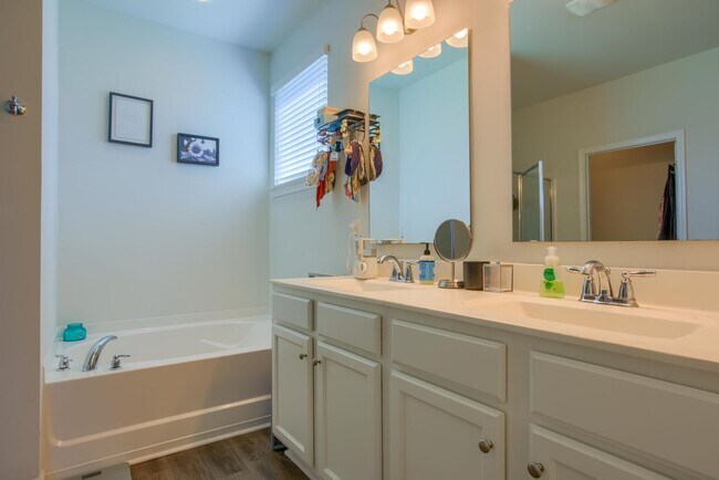 Building Photo - Charming 3-Bedroom Home for Rent in The Pr...