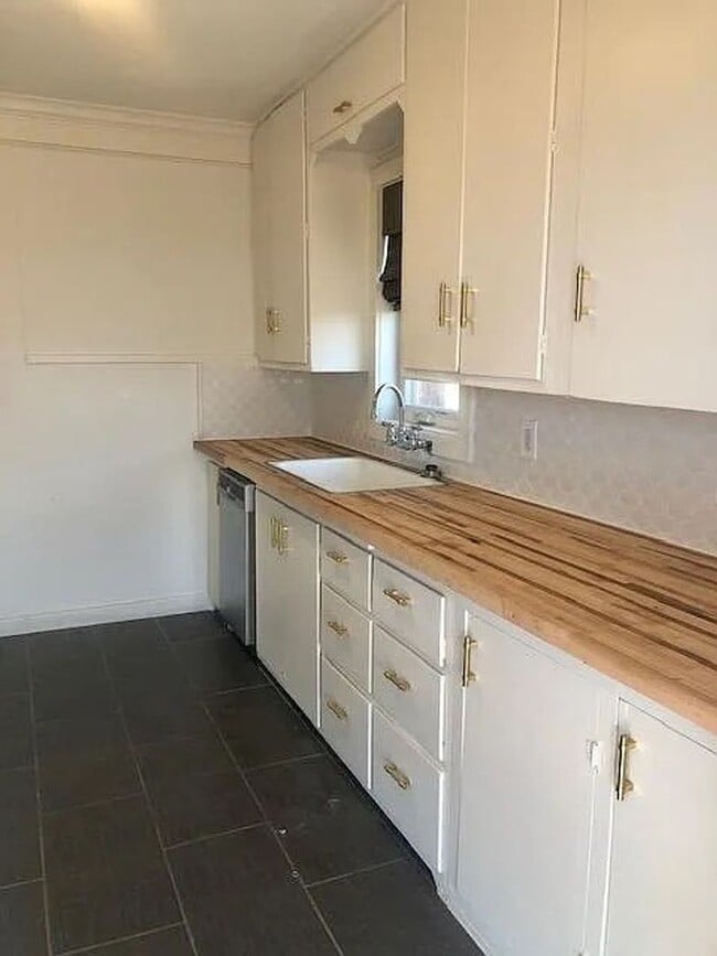 Building Photo - Cute 2 bedroom 1 bathroom house!