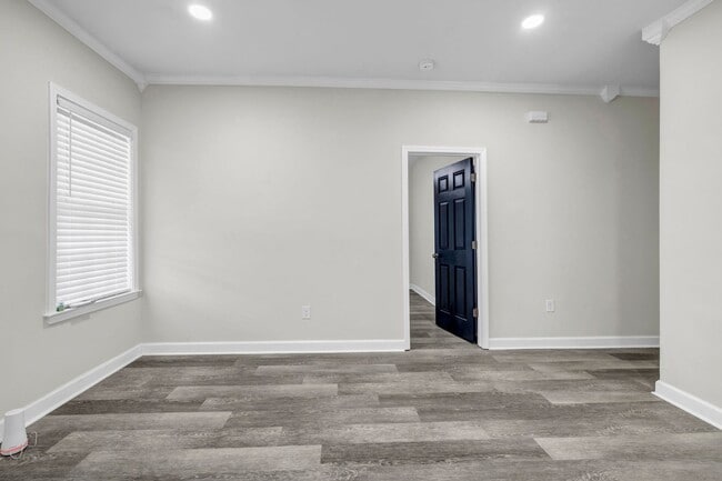 Building Photo - CHARMING 3 BEDROOM BUNGALOW WITH BONUS ROO...