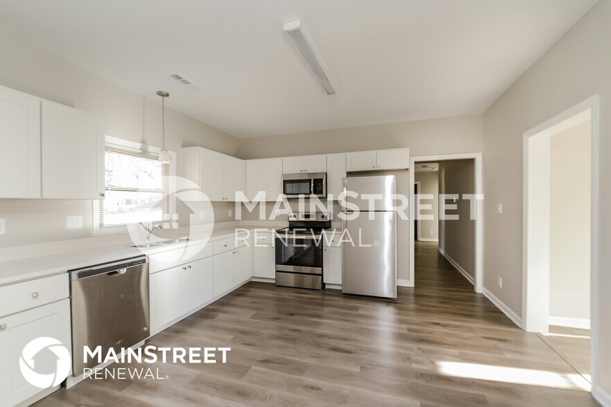 Building Photo - 320 W Steele St