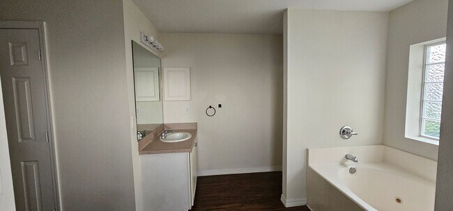 Building Photo - 1530 SW 19th Ave