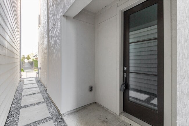 Building Photo - 1250 N Post Oak Rd