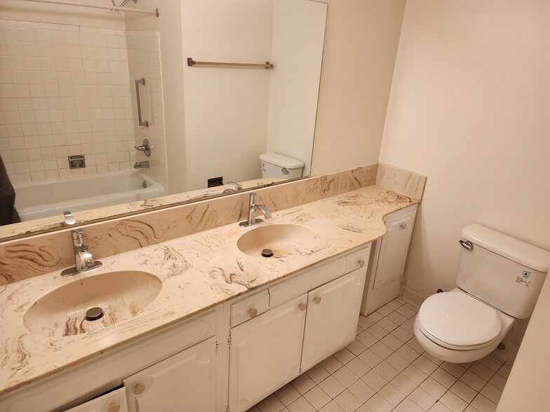 Hallway Bathroom, Double Sinks, Full Tub & Shower - 216 Mohawk Dr