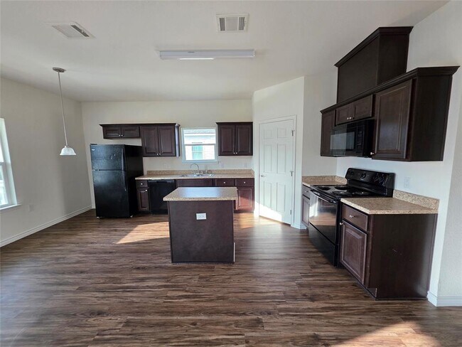 Building Photo - 6218 White Oak Dr