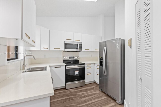 Building Photo - 15569 N Miami Lakeway